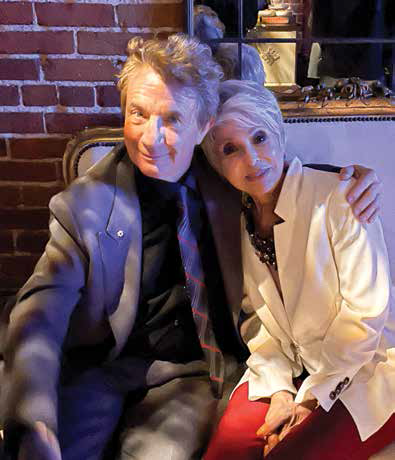 Rita Moreno y Martin Short sentados juntos en un sofá en 2022.