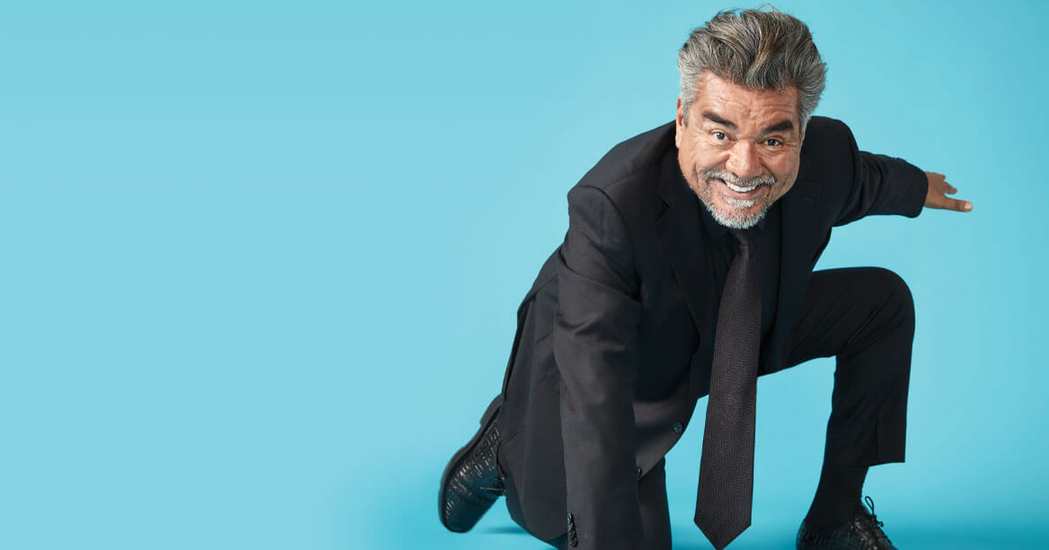 George Lopez con un traje negro