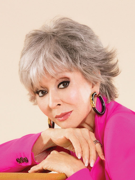 Retrato de una persona con chaqueta rosa.