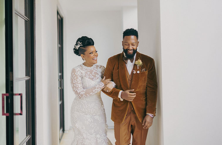 Yvette Nicole Brown posing with her husband Anthony “Tony” Davis on their wedding day.